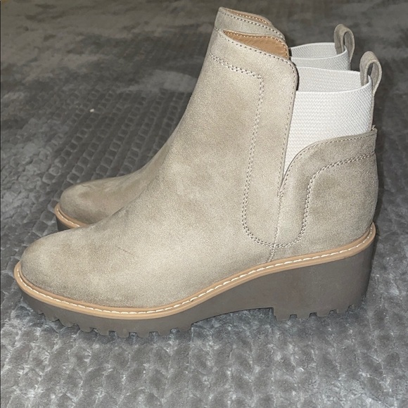 Dolce Vita Shoes - NWOT Dolce Vita Women's Rielle Chelsea Lug Sole. Tan. SZ 9.
